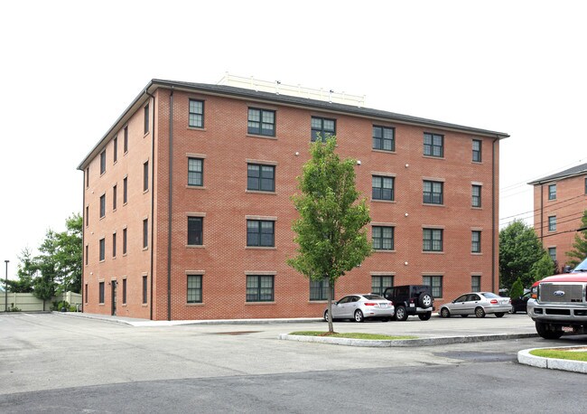 32 Locust St in Medford, MA - Building Photo - Building Photo