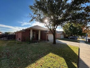 211 Foxbury Dr in Euless, TX - Foto de edificio - Building Photo