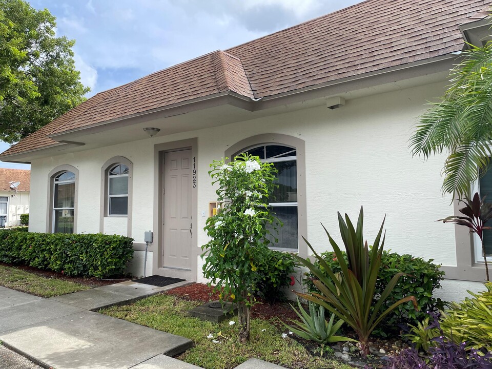 11923 Sturbridge Ln in Wellington, FL - Building Photo