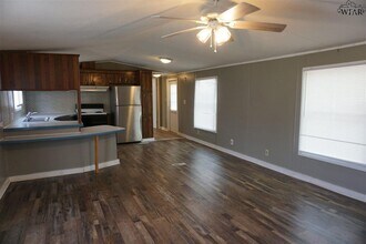 601 E 1st St in Burkburnett, TX - Building Photo - Building Photo