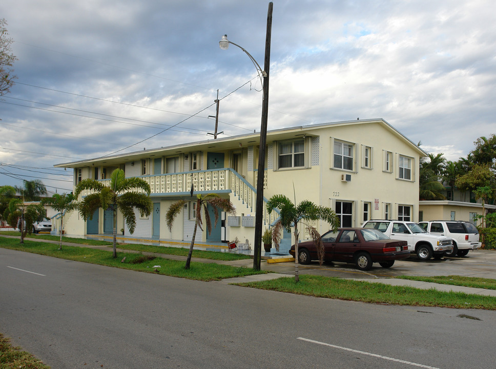 722 NE 8th St in Hallandale Beach, FL - Building Photo