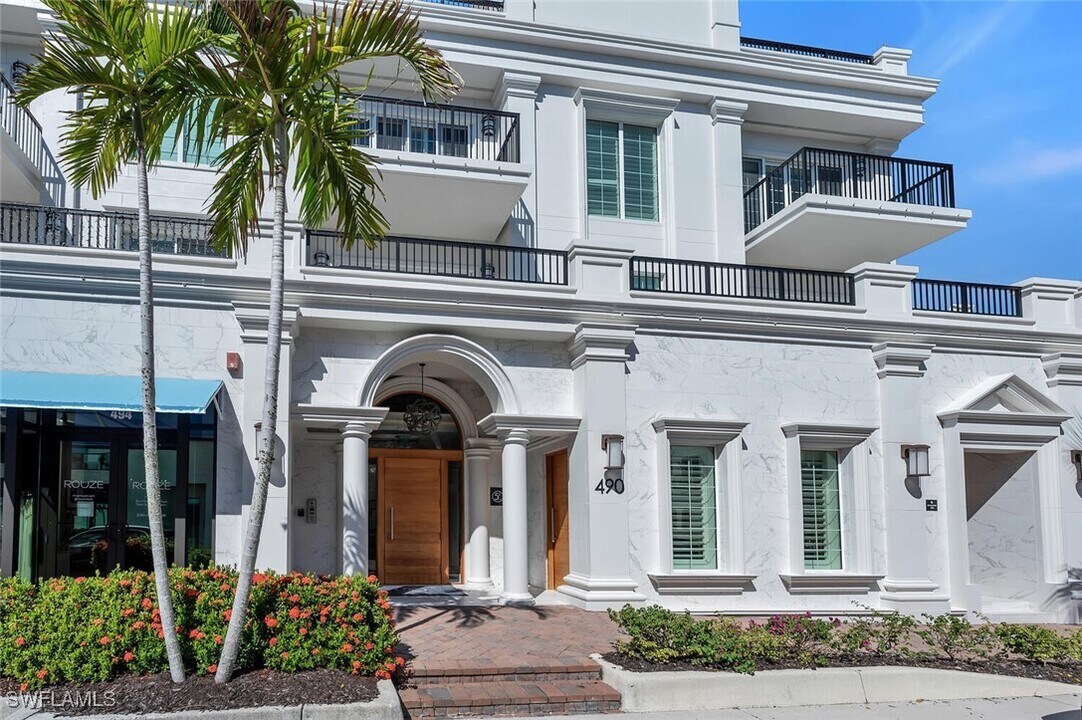 490 5th St S in Naples, FL - Building Photo