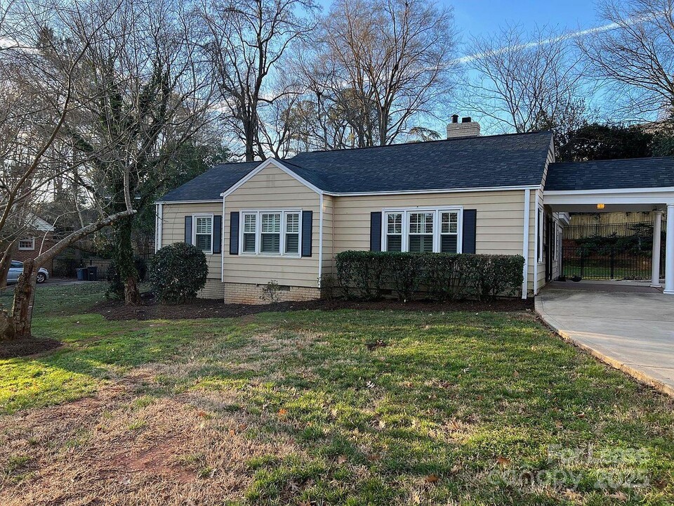 2622 Idlewood Cir in Charlotte, NC - Building Photo