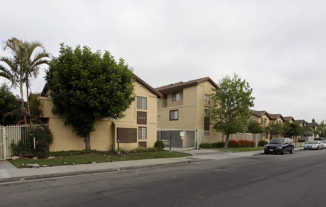 1401-1409 Peckham St in Fullerton, CA - Building Photo