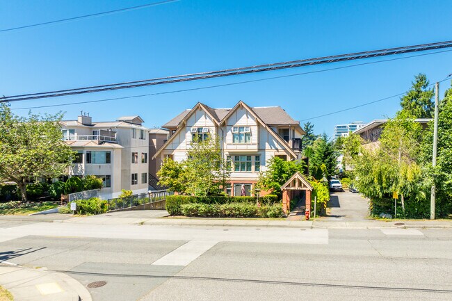 1347 Best St in White Rock, BC - Building Photo - Building Photo