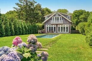 133-135 Toylsome Ln in Southampton, NY - Building Photo