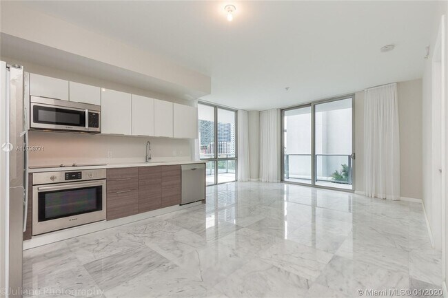 1010 SW 2nd Ave, Unit 610 in Miami, FL - Foto de edificio - Building Photo