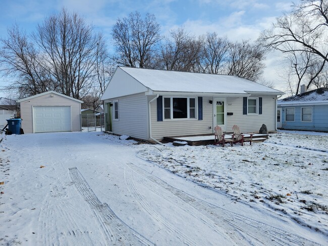 1037 Littlefield Rd in Waterloo, IA - Building Photo - Building Photo