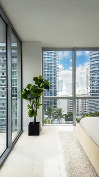 1060 Brickell Ave, Unit 1811 in Miami, FL - Foto de edificio - Building Photo