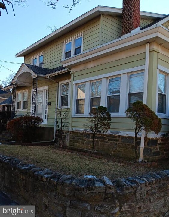 1002 Pembroke Ave in East Lansdowne, PA - Building Photo