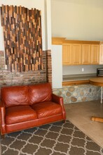 34216 Thomas Rd E, Unit Apt. B in Eatonville, WA - Building Photo - Building Photo