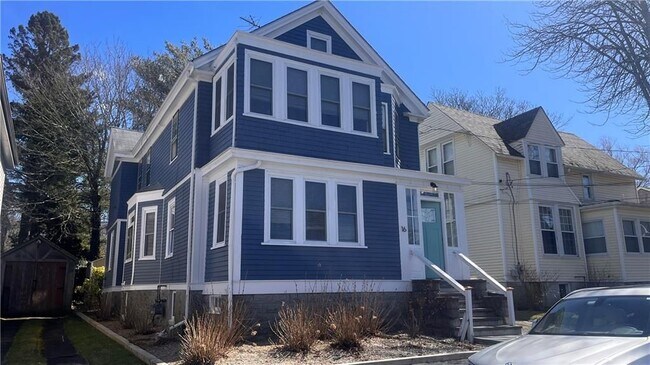 16 Vaughan Ave in Newport, RI - Foto de edificio - Building Photo
