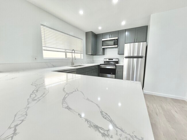 1206 S Holt Ave in Los Angeles, CA - Building Photo - Building Photo