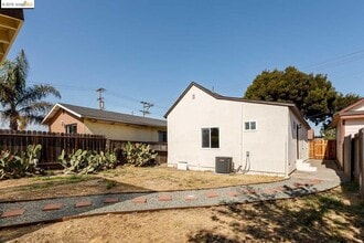 106 Chanslor Ave in Richmond, CA - Building Photo - Building Photo