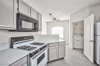 5525 W Flamingo Rd in Las Vegas, NV - Building Photo - Building Photo