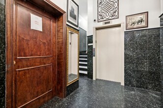 65 W 70th St in New York, NY - Foto de edificio - Building Photo