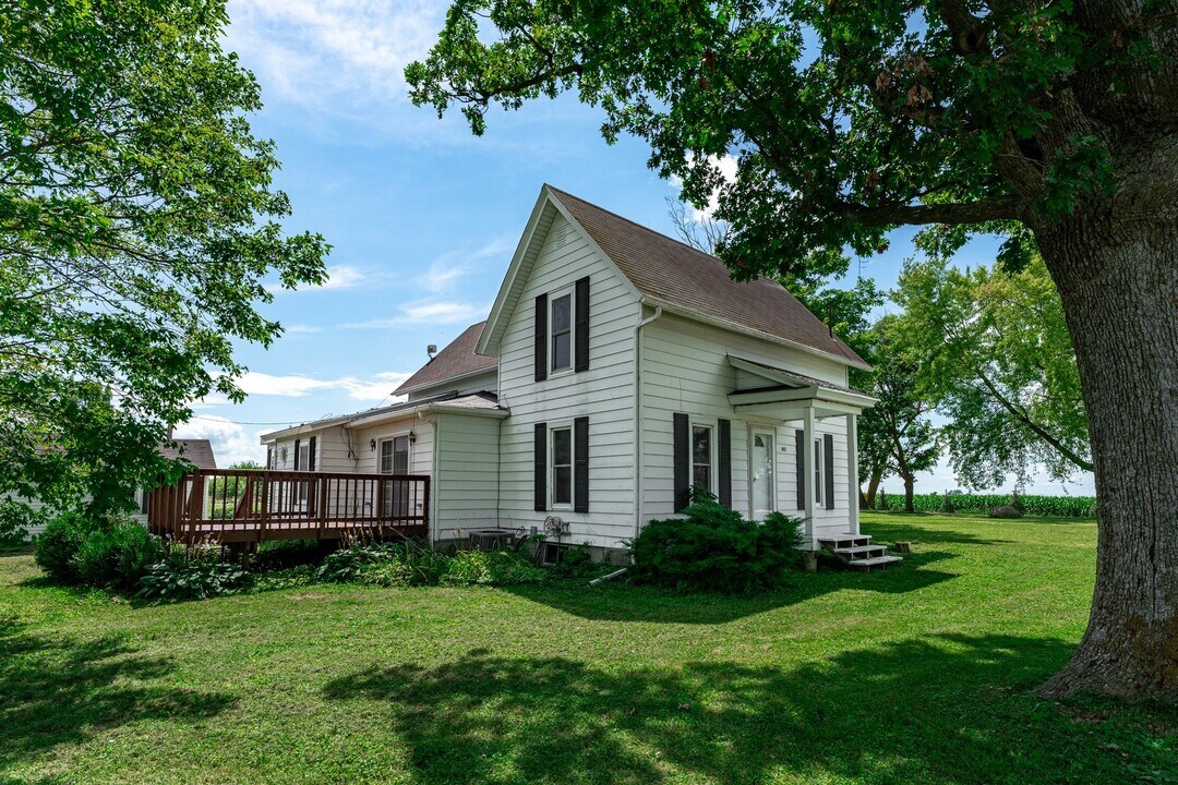 7496 Wolf Rd in Kingston, IL - Building Photo