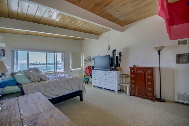 Mission Beach Bayfront Apartments in San Diego, CA - Building Photo - Interior Photo