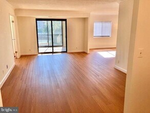 5902 Mt Eagle Dr in Alexandria, VA - Building Photo - Building Photo