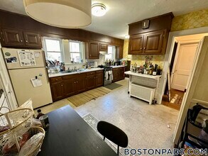 262 Corey Rd, Unit 1 in Boston, MA - Foto de edificio - Building Photo