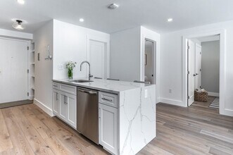 123 Sewall Ave, Unit 1 in Brookline, MA - Foto de edificio - Building Photo