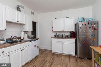 215 Green Ln in Philadelphia, PA - Building Photo - Building Photo