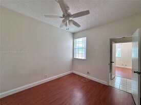 1611 Sorrento Dr in Weston, FL - Building Photo - Building Photo