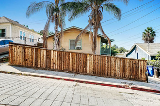 1530 Ewing St in Los Angeles, CA - Building Photo - Building Photo