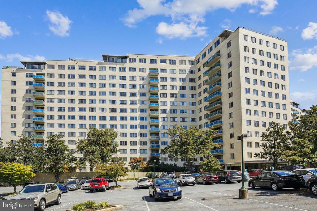 10201 Grosvenor Pl in Rockville, MD - Building Photo
