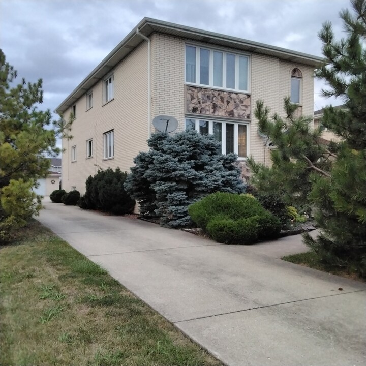 8016 W 83rd St in Bridgeview, IL - Foto de edificio