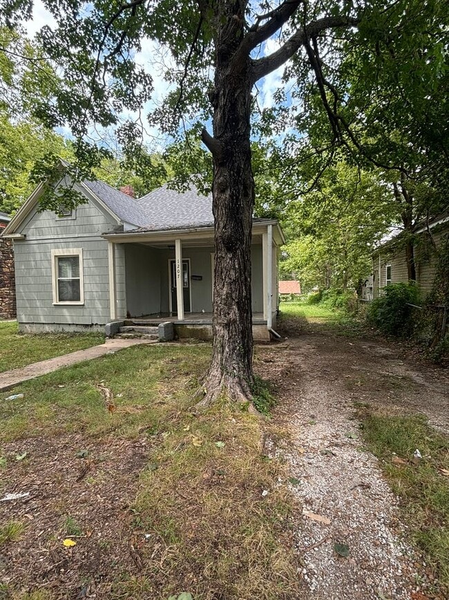 property at 1207 W Florida St