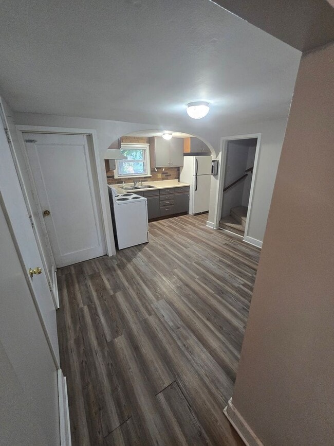 property at 919 S 6th St