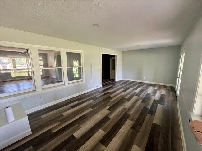1320 Montezuma St in Columbus, TX - Building Photo - Building Photo