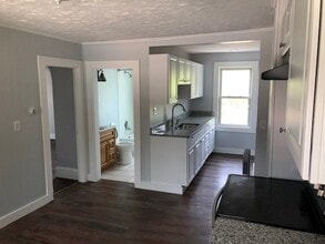 93 1/2 Lake St, Unit Apt 2 in Webster, MA - Building Photo - Building Photo