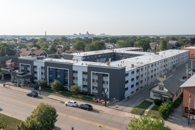 Woods View Apartments in Milwaukee, WI - Foto de edificio - Building Photo