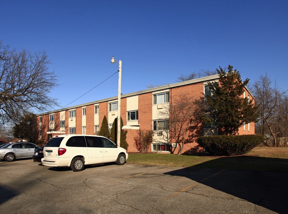 Selwyn Apartments in Westlake, OH - Building Photo