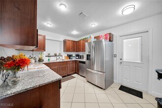 102 Oleander Rd in Lehigh Acres, FL - Foto de edificio - Building Photo