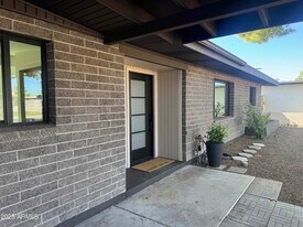 3749 E Laurel Ln in Phoenix, AZ - Building Photo