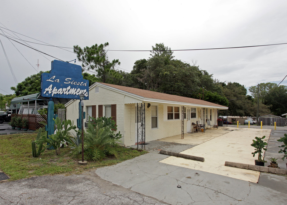 La Siesta Apartments in Tarpon Springs, FL - Building Photo