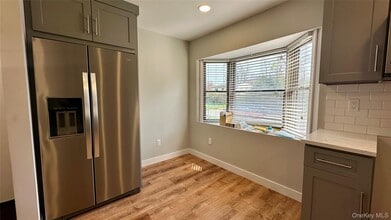 27 Southridge Dr in Glen Cove, NY - Building Photo - Building Photo