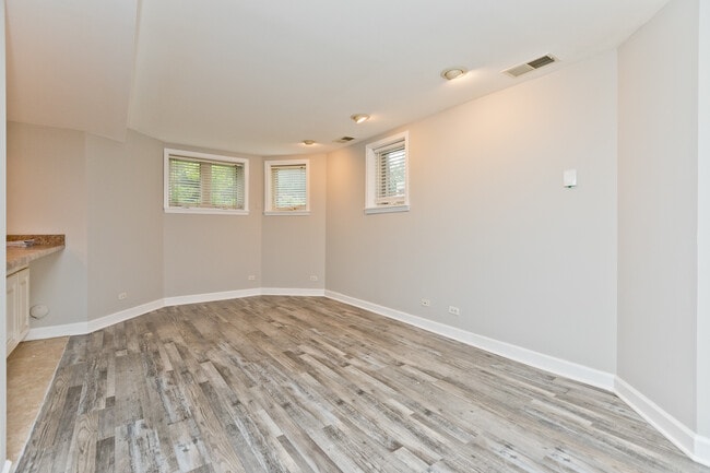 1427 W Winona St, Unit G in Chicago, IL - Building Photo - Building Photo