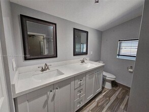 18380 NE 21st Pl in North Miami Beach, FL - Foto de edificio - Building Photo