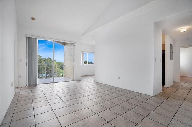 7085 Nova Dr in Davie, FL - Foto de edificio - Building Photo