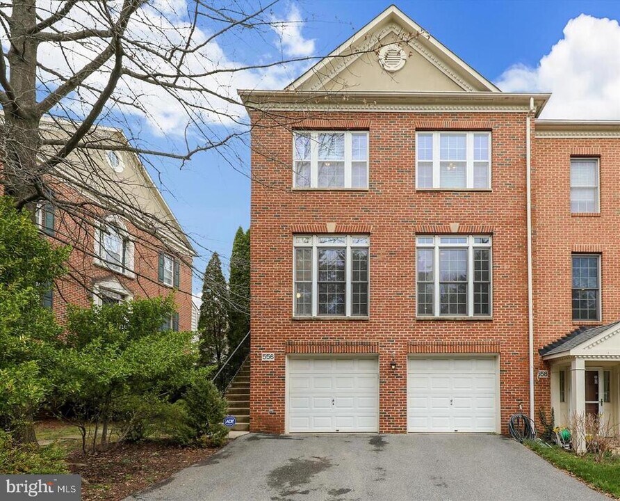 556 Winding Rose Dr in Rockville, MD - Building Photo