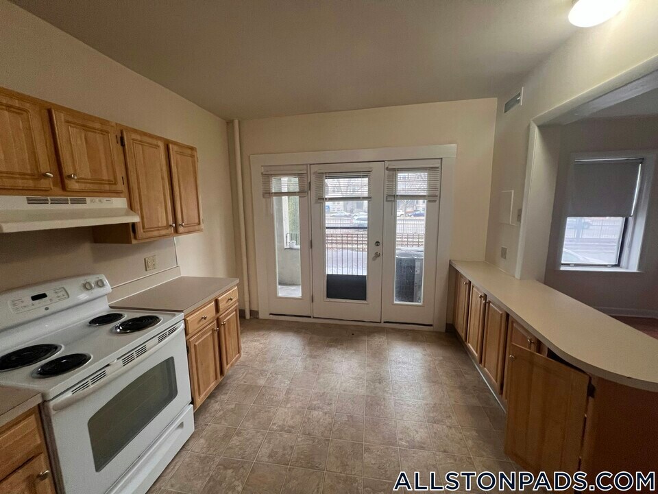 1133 Commonwealth Ave in Boston, MA - Building Photo
