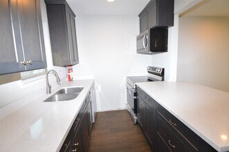 10002 Neuens Rd in Houston, TX - Foto de edificio - Building Photo