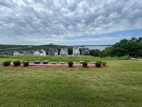 200 Majestic Dr in Branson, MO - Foto de edificio - Building Photo