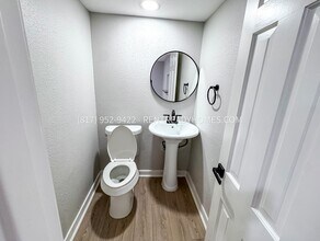 907 S Ripple Creek Dr in Houston, TX - Building Photo - Building Photo