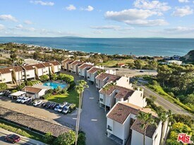 23924 De Ville Way, Unit D in Malibu, CA - Building Photo