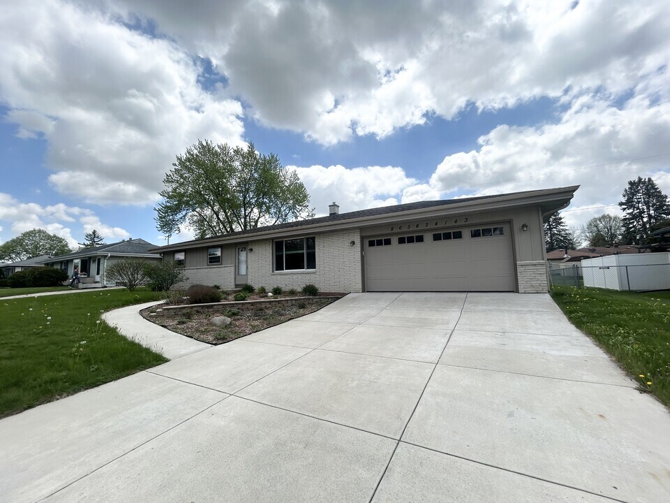 N65W24143 Elm Ave in Sussex, WI - Building Photo